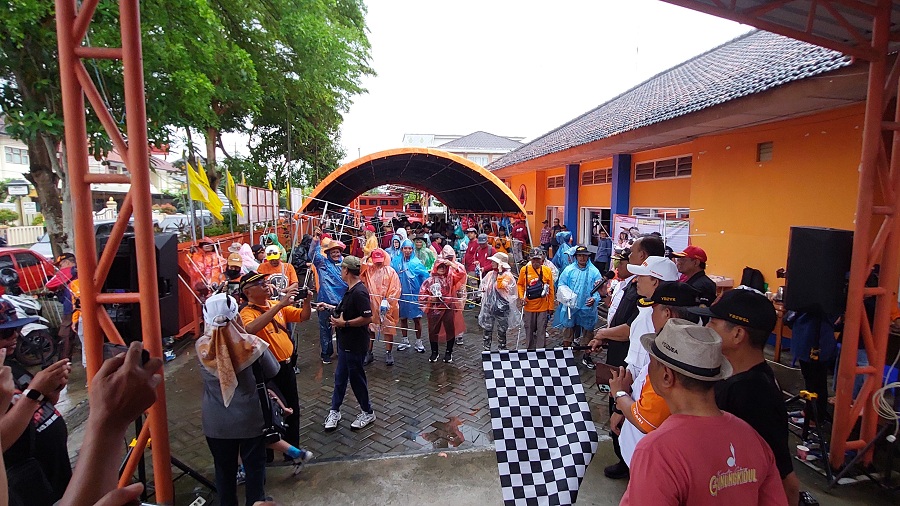 ANTUSIAS: Peserta lomba mencoba memindai wilayah dengan alat scan sinyal radio.