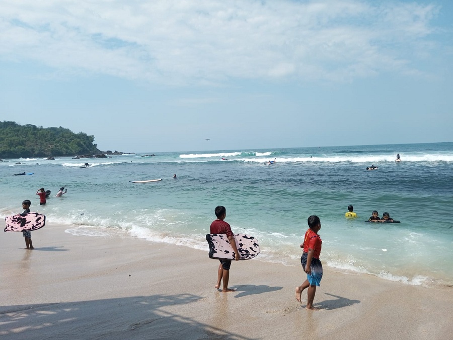 Wisatawan sedang bermain di area pantai Wediombo Gunungkidul.  &nbsp;