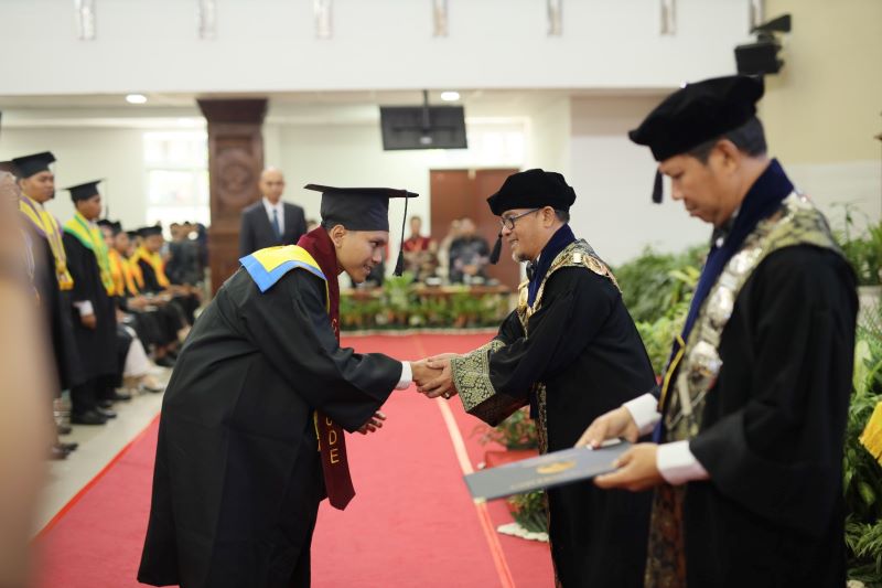 MEMBANGGAKAN: Dias Rizki menjadi satu dari ratusan mahasiswa Untidar yang berhasil menamatkan bangku kuliah dengan lancar.
