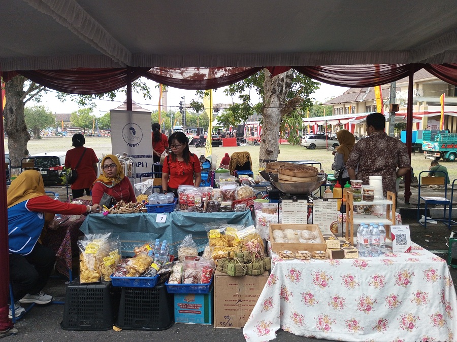 PROMOSI: Pelaku industri usaha rumah tangga pangan sedang mengikuti gelaran pameran produk olahan pangan di Alun-Alun Wonosari Kamis (2/10/2025) lalu.