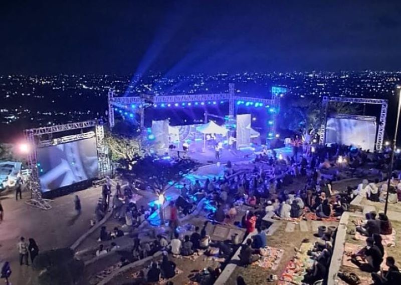 BERWISATA: Wisatawan sedang menikmati live music dan keindahan objek wisata Puncak Sosok