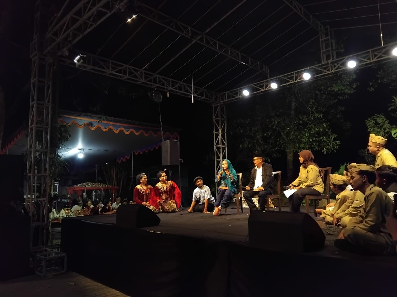 Budayawan Romo Sindhunata ikut pentas Ludruk bersama KKM Status Unesa di Omah Petroek, Sabtu (13/12/2025) malam.