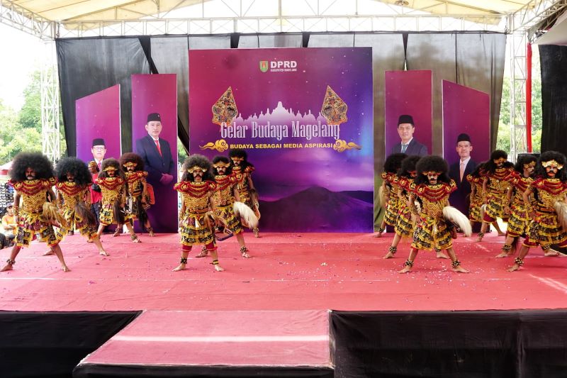 ATRAKTIF: Salah satu kesenian tradisional unjuk gigi pada agenda gelar budaya di Pendopo Lapangan drh Soepardi Sabtu (13/12).