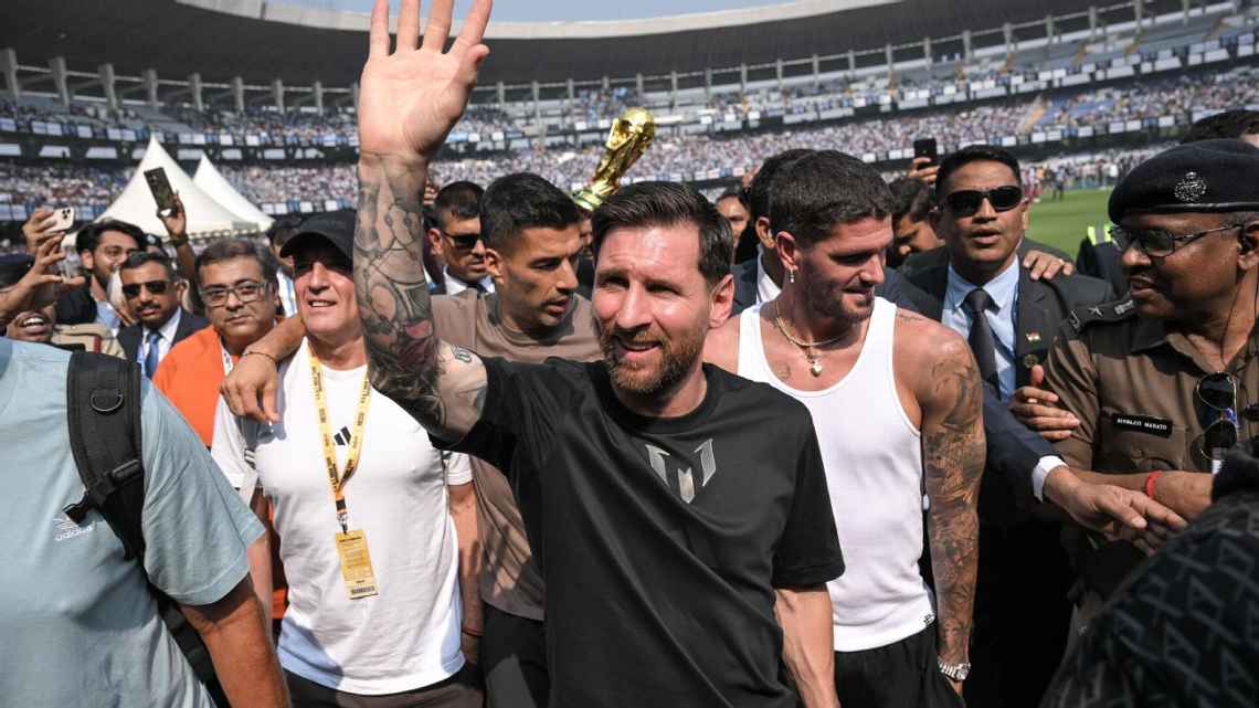 Lionel Messi berada di tengah-tengah dalam agenda tur