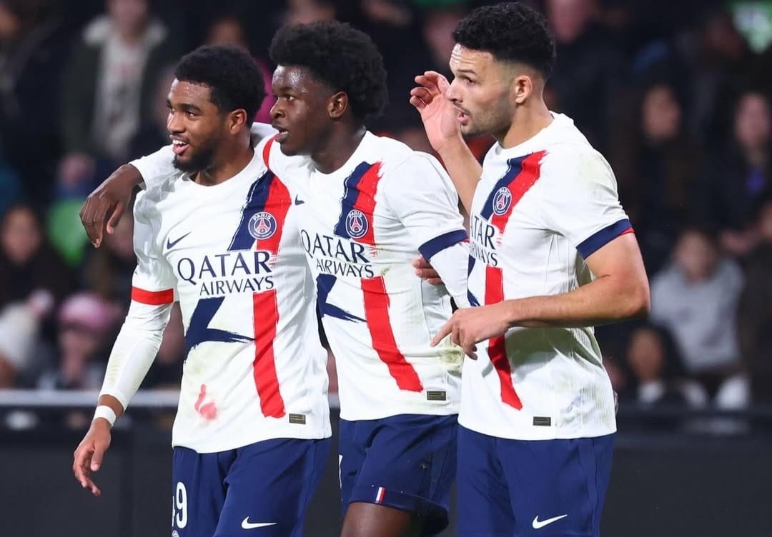 Penggawa PSG rayakan gol profesional pertama Quentin Ndjantou dalam kemenangan atas Metz di Ligue 1