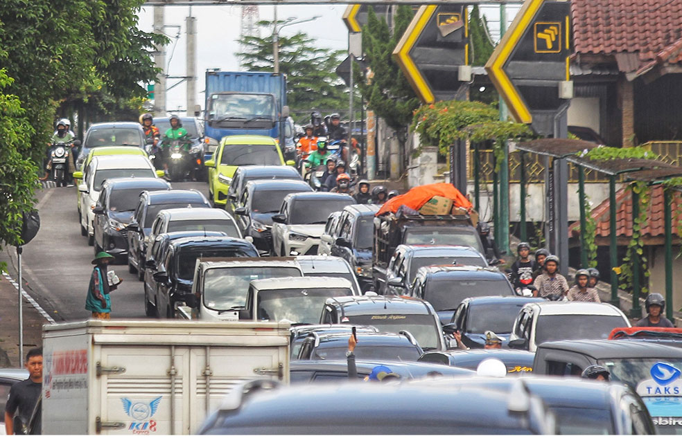 Kendaraan bermotor melintas di kawasan Kleringan, Kota Jogja, kemarin (14/12).
