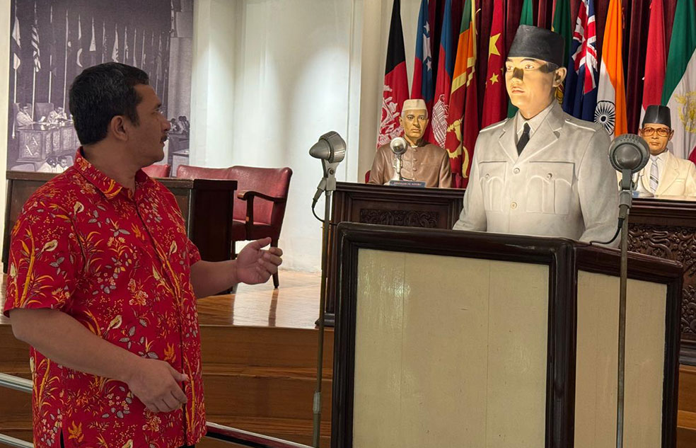 INSPIRASI: Ketua Komisi A DPRD DIJ Eko Suwanto di depan patung Bung Karno tengah pidato di Museum KAA Bandung, Jawa Barat.