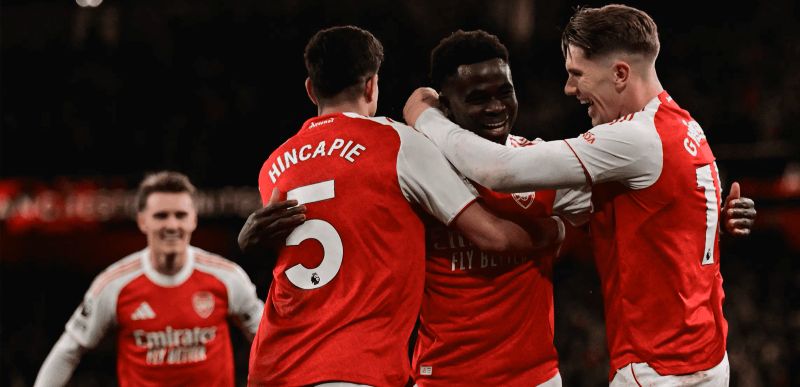 Para pemain Arsenal rayakan gol ke gawang Wolves dalam pertandingan Premier League