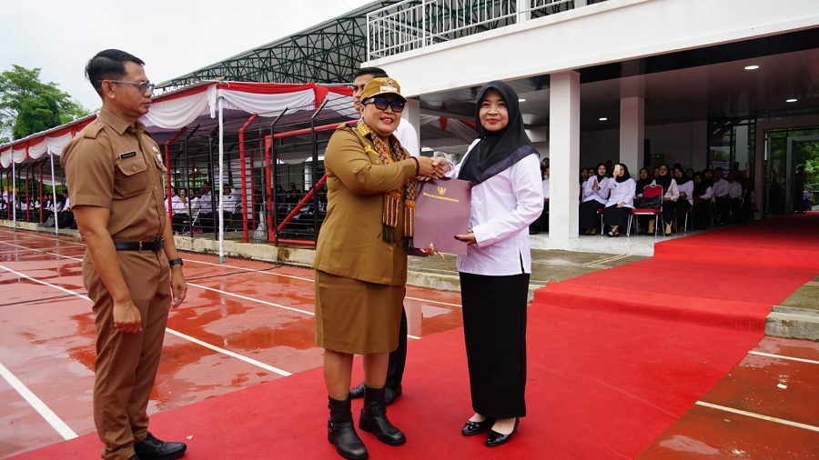 Bupati Gunungkidul sedang menyerahkan SK P3K paruh waktu.&nbsp;