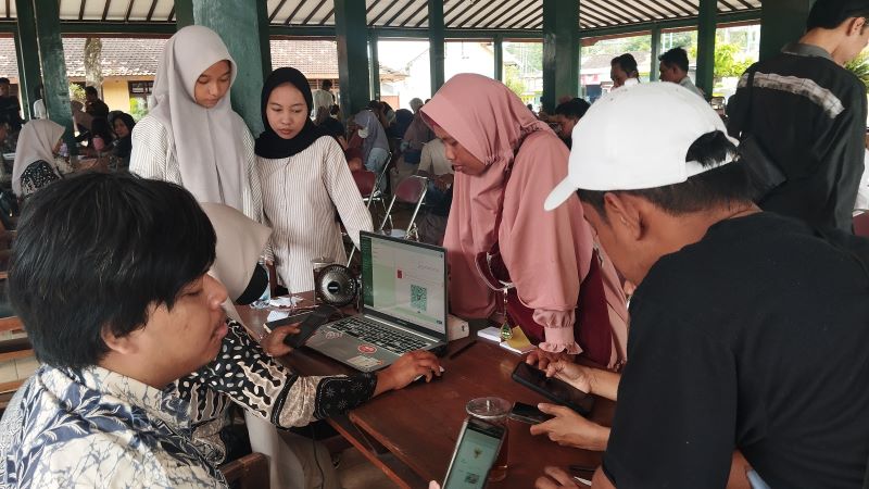 MASIH BERGULIR: Masyarakat saat mengikuti kegiatan aktivasi IKD di Kalurahan Poncosari Kamis (13/6).