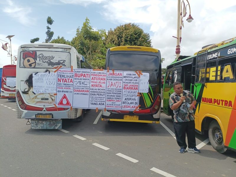 SAMPAIKAN ASPIRASI: Para sopir angkot menggelar aksi di gedung DPRD Kebumen Senin (15/12). Mereka berkeluh kesah terkait persoalan kereta kelinci atau odong-odong.