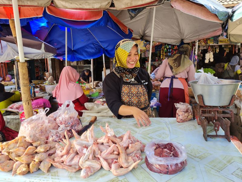 HARGA NAIK: Sejumlah kebutuhan pokok mengalami kenaikan harga menjelang Nataru.