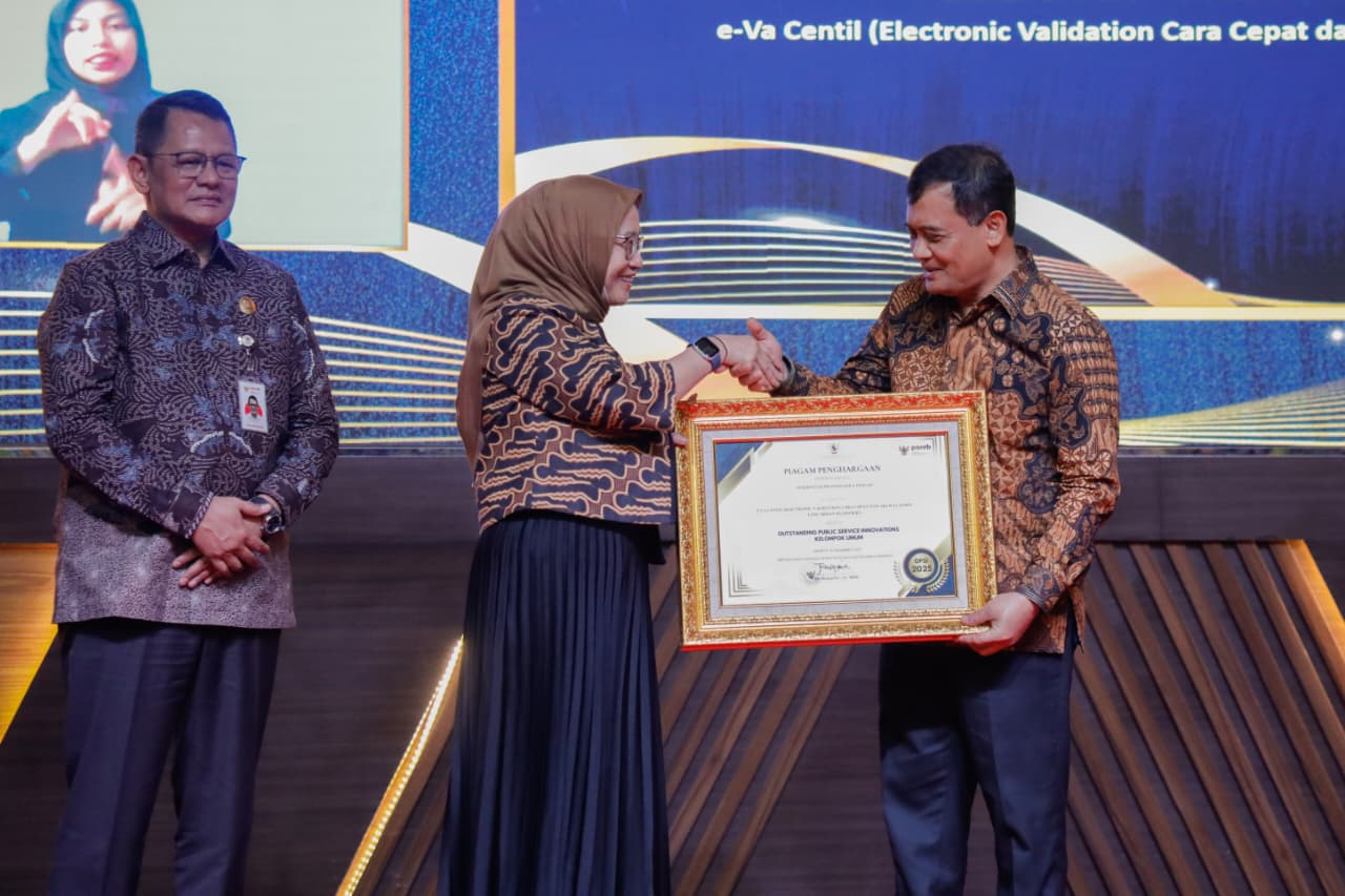 Gubernur Jawa Tengah Ahmad Luthfi menerima penghargaan Kompetisi Inovasi Pelayanan Publik (KIPP) 2025 yang digelar oleh Kementerian Pemberdayaan Aparatur Negara dan Reformasi Birokrasi