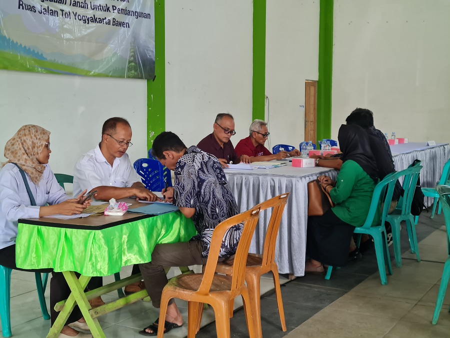 ANTRE: Warga menerima uang ganti kerugian karena terdampak proyek pembangunan jalan tol Jogja&ndash;Bawen.