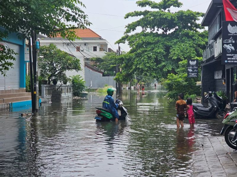 Hujan lebat sebabkan banjir di sejumlah titik di Bali.