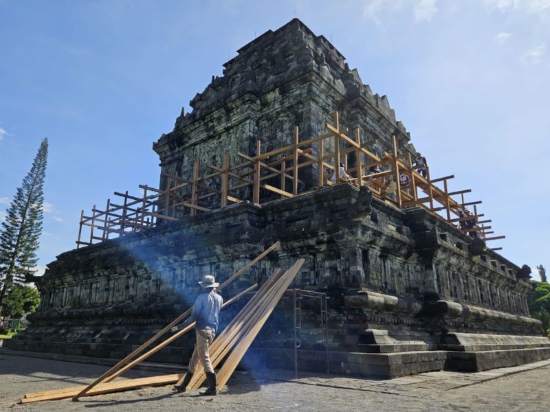 PEMUGARAN: Candi Mendut dipasang perancah untuk dilakukan pemugaran.