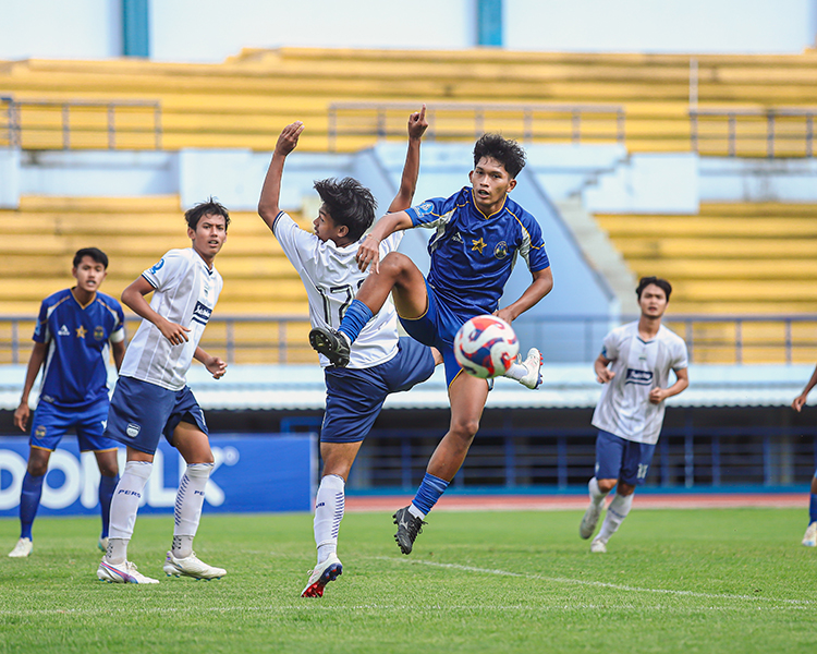 Para pemain EPA PSIM Jogja saat menghadapi tim EPA Persib Bandung.