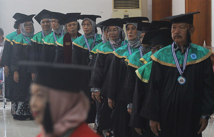 SELAMAT: Para peserta Sekolah Lansia Kota Jogja mengikuti prosesi wisuda yang digelar oleh Pemkot Jogja, di kompleks Balai Kota Jogja, kemari (15/12).