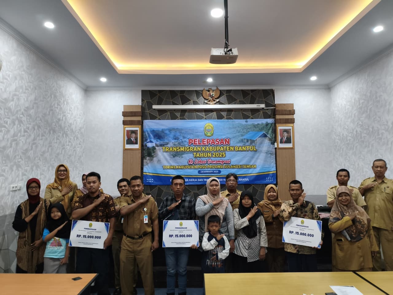 PELEPASAN: Para transmigran saat pelepasan di Ruang Matahari Disnakertrans Bantul Senin (15/12)