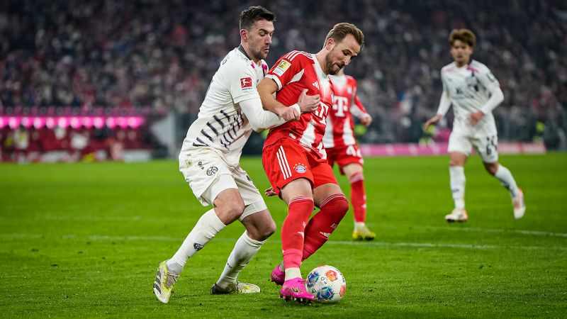 Penyerang Bayern Munich, Harry Kane saat melindungi bola dari rebutan pemain Mainz di Bundesliga