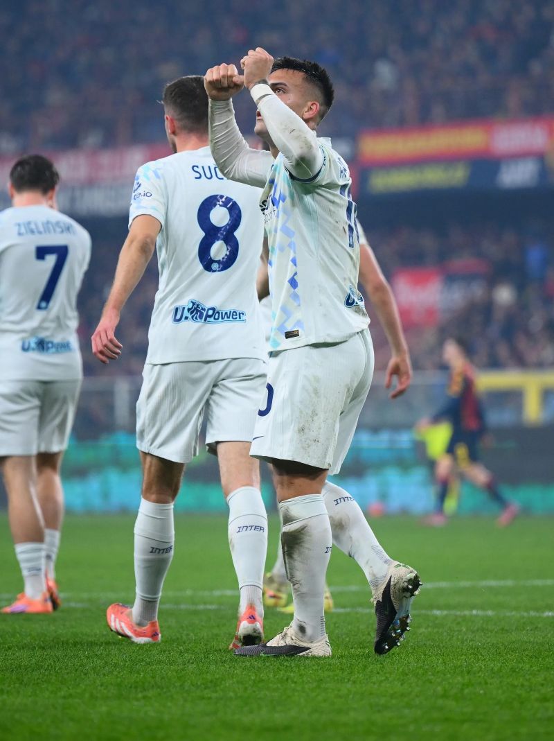 Selebrasi Lautaro Martinez setelah mencetak gol dalam kemenangan Inter atas Genoa di Serie A untuk merebut puncak klasemen
