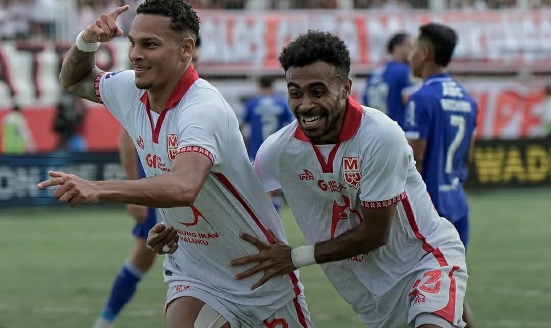 Selebrasi Igor Inocencio setelah mencetak gol ke gawang Persib Bandung dalam kemenangan Malut United di laga tunda BRI Super League