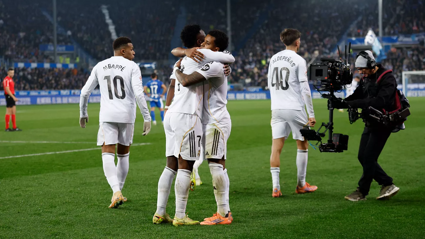 Selebrasi Rodrygo bersama Vinicius Junior setelah mencetak gol kemenangan Real Madrid atas Alaves di La Liga