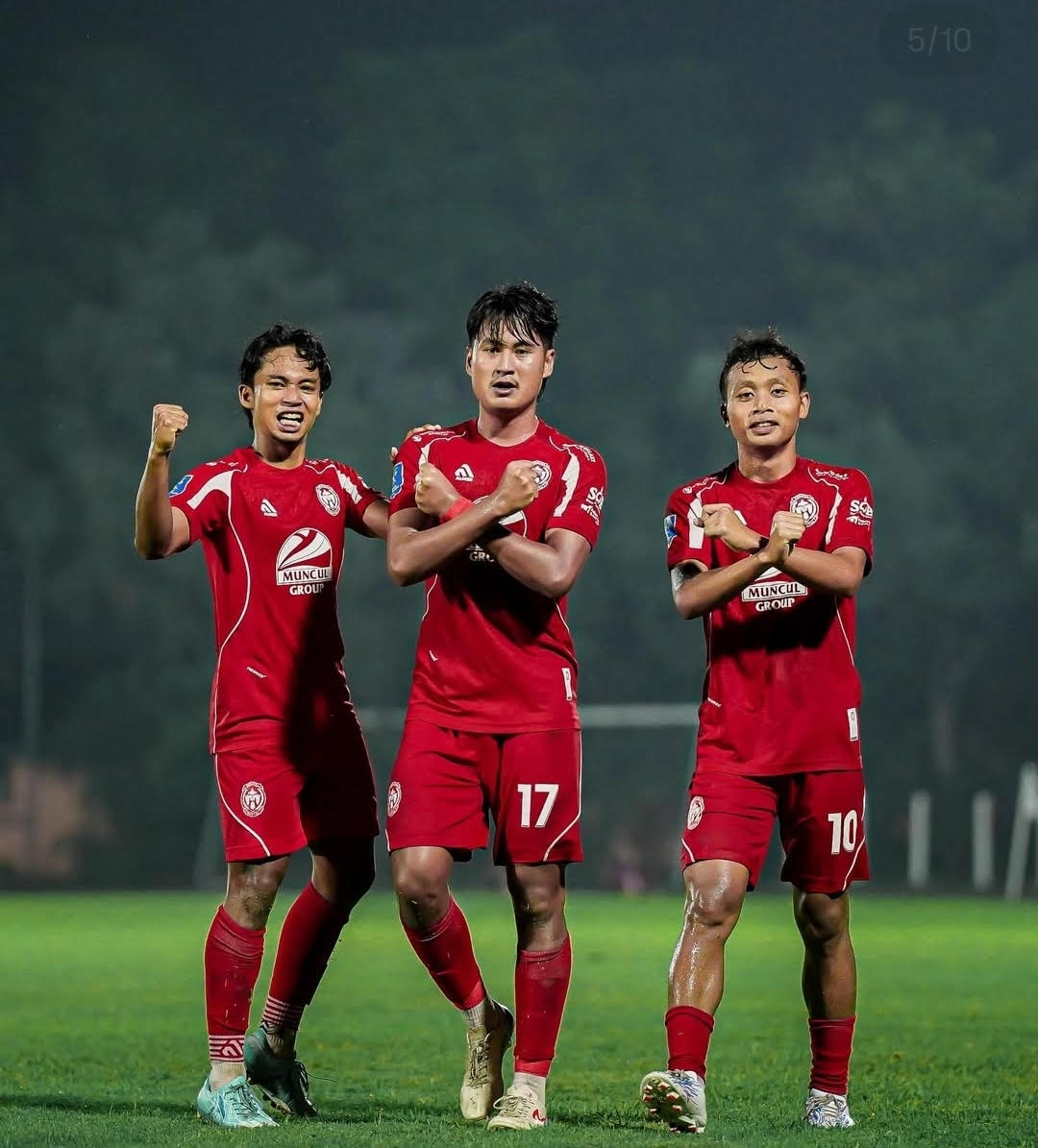 Para pemain Persiba Bantul saat selebrasi.