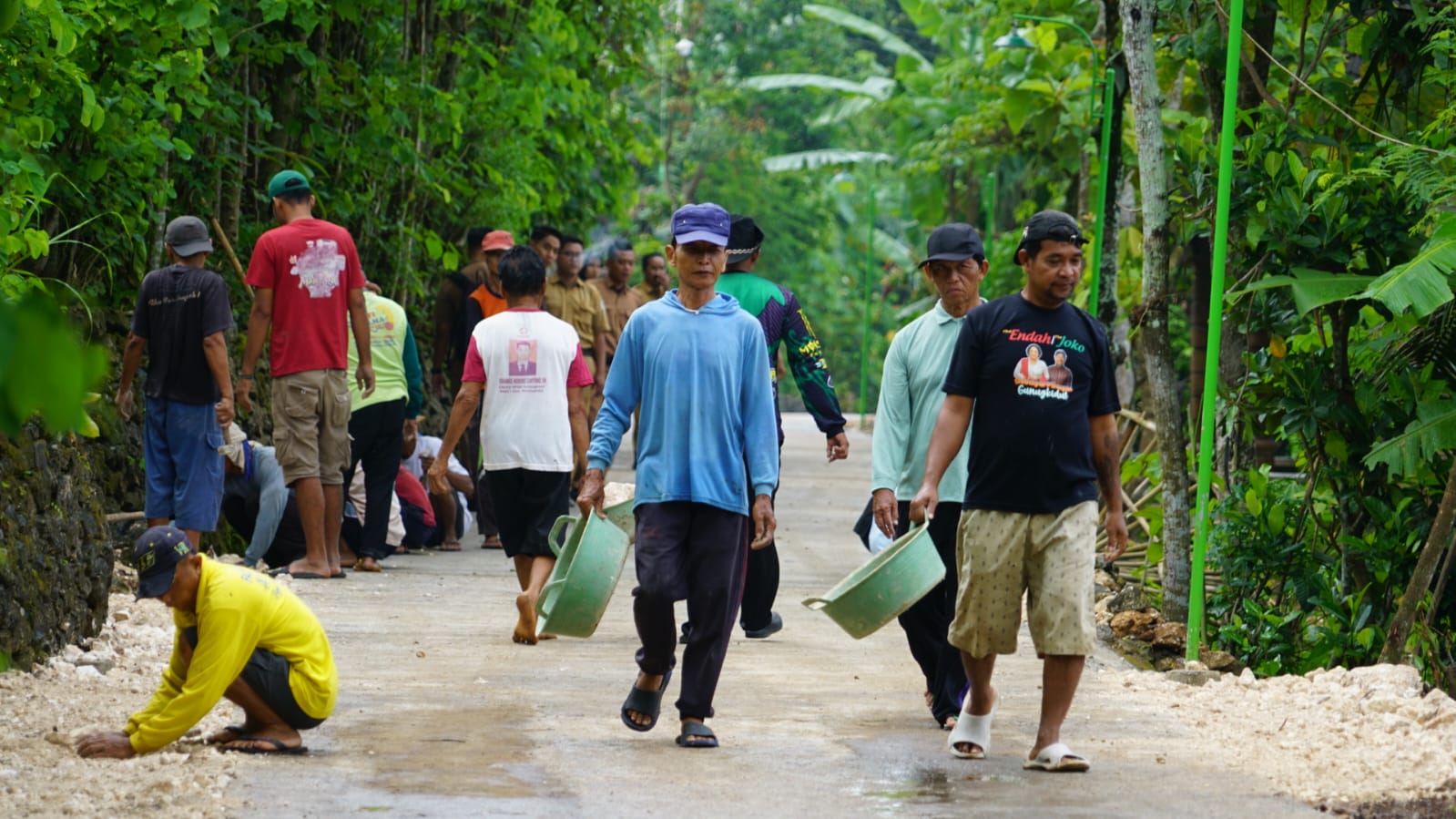 Sebelum ada program padat karya, jalan desa di Padukuhan Cempluk dan Piyuyon Kalurahan Pacarejo Semanu hanya cor blok dibagian kanan dan kiri bahu jalan saja.  &nbsp;