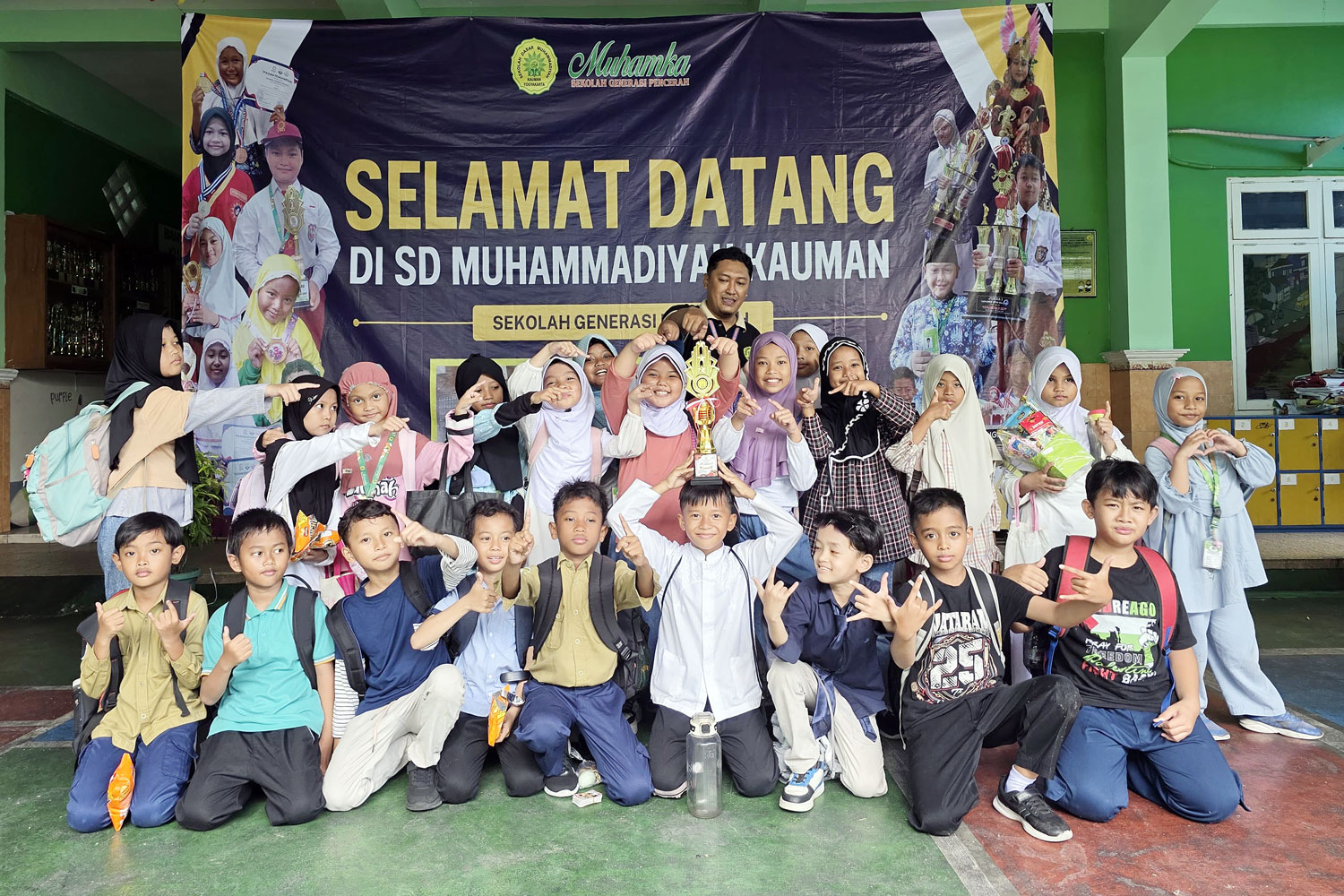 BANGGA: Wali Kelas 3 SD Muhammadiyah Kauman Jogja Heri Priantoko saat ditemui kemarin (16/12).