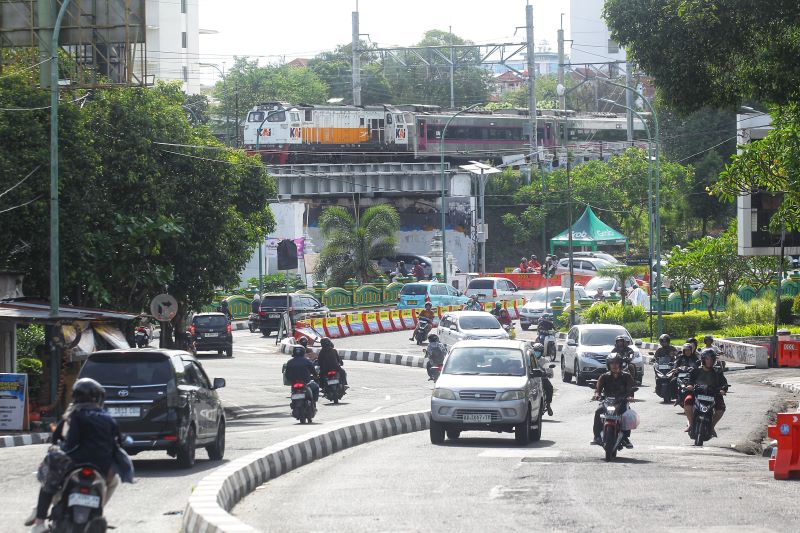 Pengendara kendaraan bermotor melintas di Jalan Abu Bakar Ali, timur Jembatan Kleringan, Kota Jogja, Selasa (16/12).