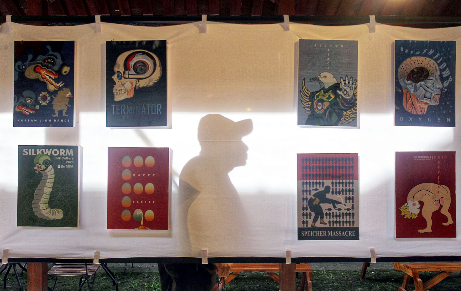 Bayangan pengunjung saat mengamati karya seni yang dipajang dalam pameran tunggal Alex Pracaya di Ndalem Langenkusumo, Jalan Langenastran Lor, Kemantren Kraton, Jogja, kemarin (16/12).