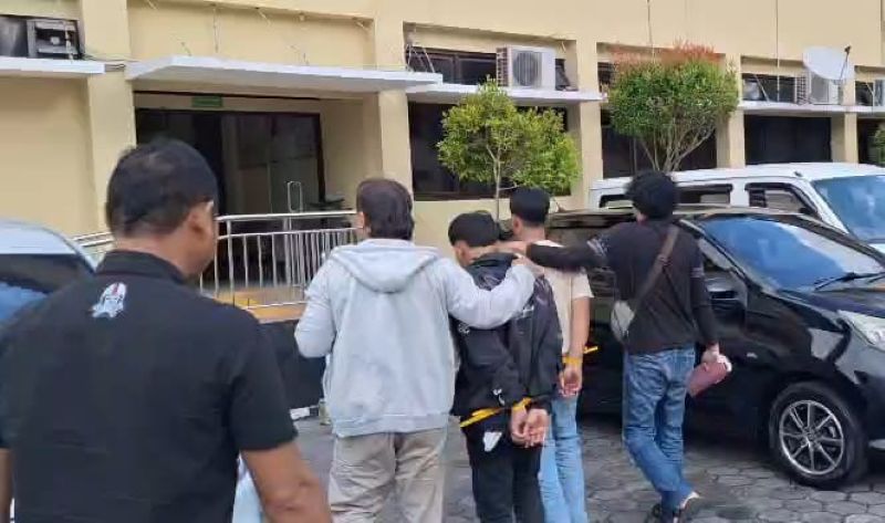 DIGIRING POLISI: Kakak beradik berhasil diringkus personel Polres Kulon Progo.&nbsp;