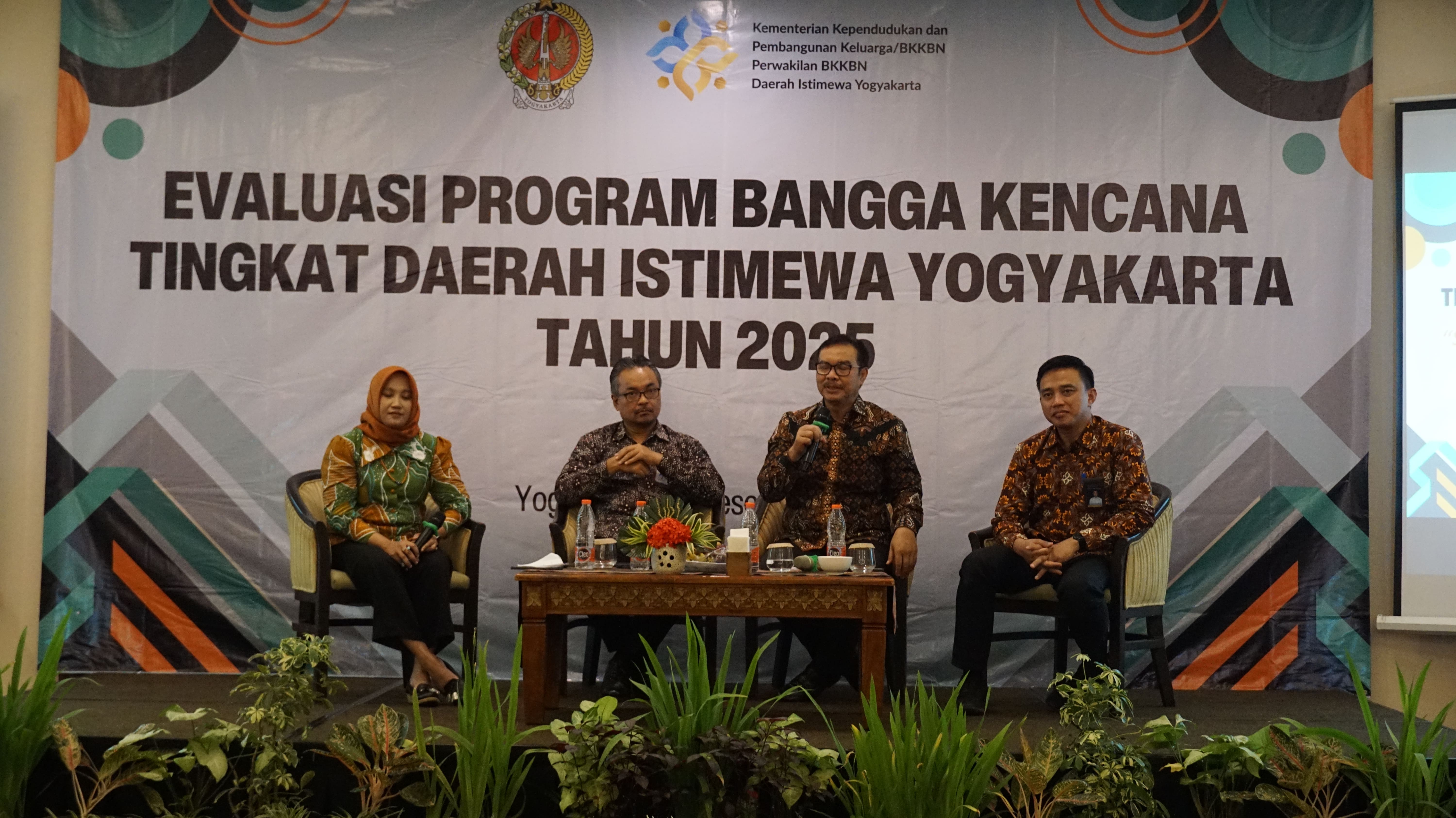 Wali Kota Jogja hasto wardoyo menjadi pembicara dalam evaluasi program Bangga Kencana