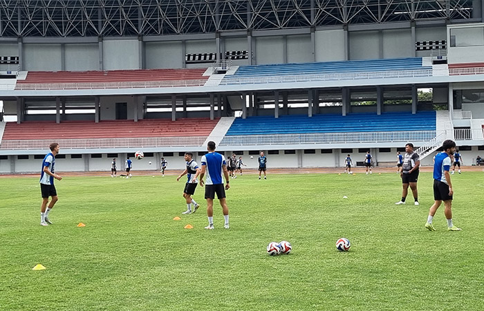Para pemain PSIM Jogja saat menjalani sesi latihan rutin.