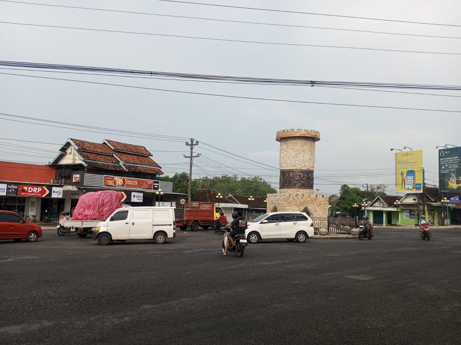 Simpang Tugu Tobong menjadi jalan penghubung utama antara area kota Wonosari dengan berbagai destinasi wisata di Gunungkidul.
