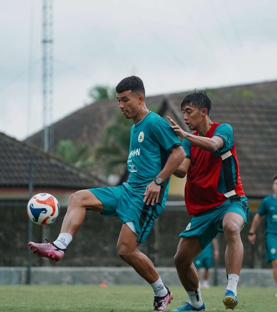 Para pemain PSS Sleman saat menjalani latihan rutin.