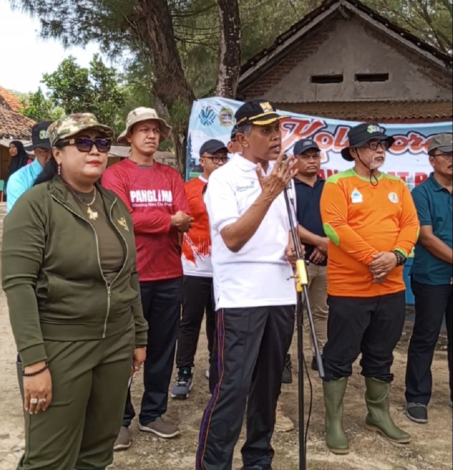 BERTAHAP: Kepala DPUPRKP Gunungkidul Rakhmadian Wijayanto sedang menjelaskan skema relokasi pada pedagang Pantai Sepanjang Selasa (4/11/2025) lalu. &nbsp;