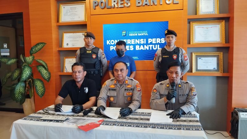 INI LHO: Pelaku yang merampok motor ibu rumah tangga saat jumpa pers di Polres Bantul Rabu (17/12).