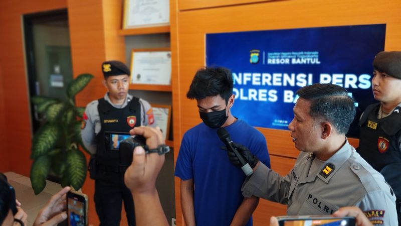 DICOKOK: Pelaku yang membobol angkirngan di Parangtritis dalam jumpa pers di Polres Bantul kemarin (17/12).
