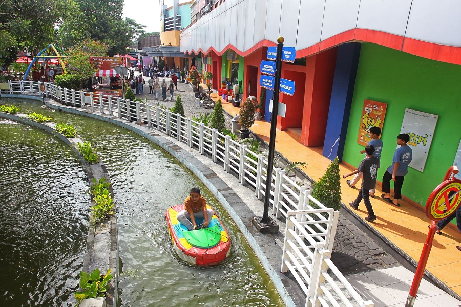 Anak-anak bermain air di wahana air Taman Pintar, Kota Jogja, Rabu (17/12/2025).