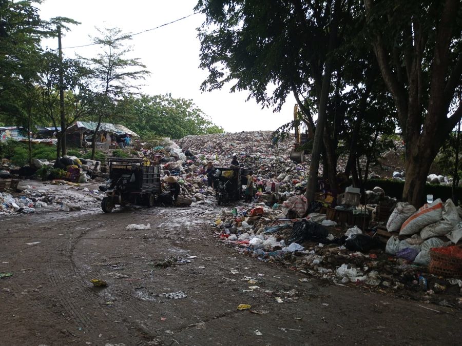 Aktivitas pembuangan sampah TPAS Wukirsari