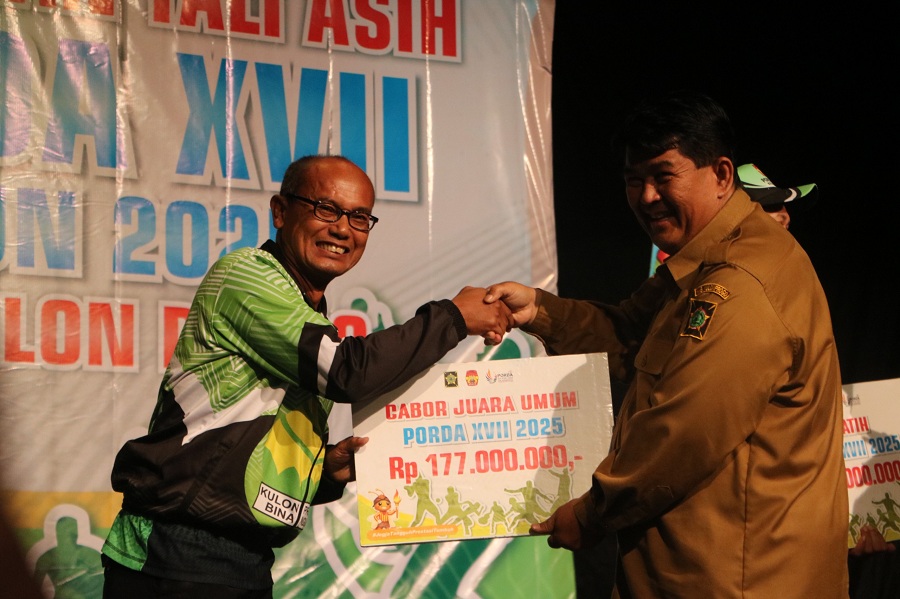 APRESIASI: Bupati Kulon Progo memberikan tali asih secara simbolis.