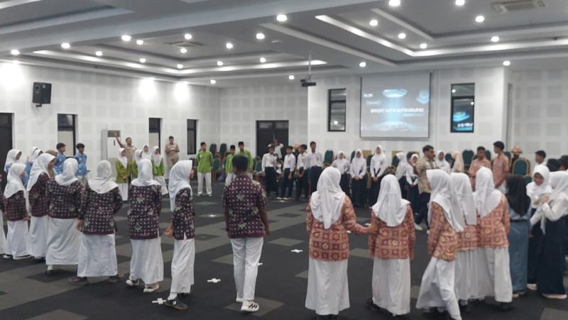 BERMAIN: Siswa SMP mengikuti fun game rangkai kata antikorupsi.&nbsp;