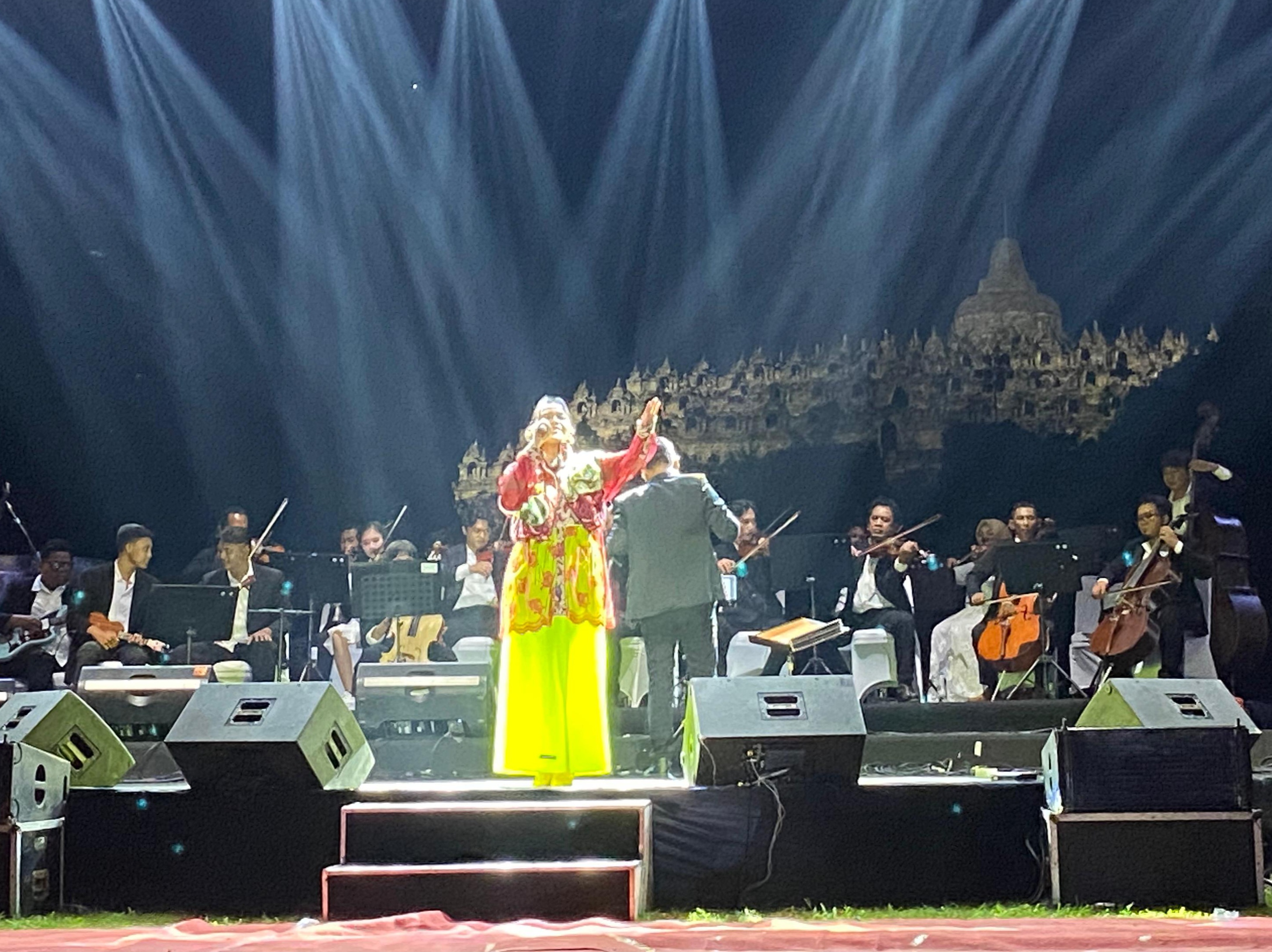 Penampilan sejumlah musisi pada Borobudur Moon di Taman Lumbini, kompleks Candi Borobudur, Selasa malam (16/12).
