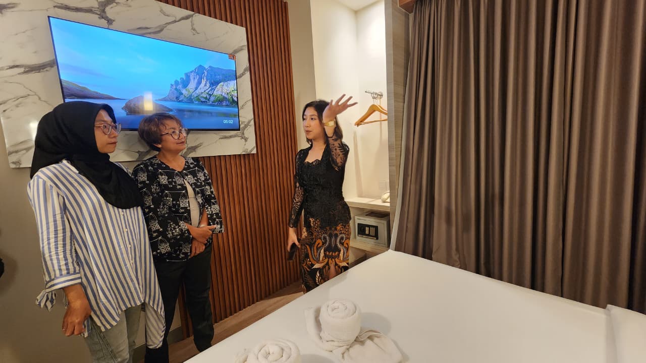 Suasana saat pegawai Carani Hotel Yogyakarta mempromosikan kamar pada Selasa (16/12/2025) malam.