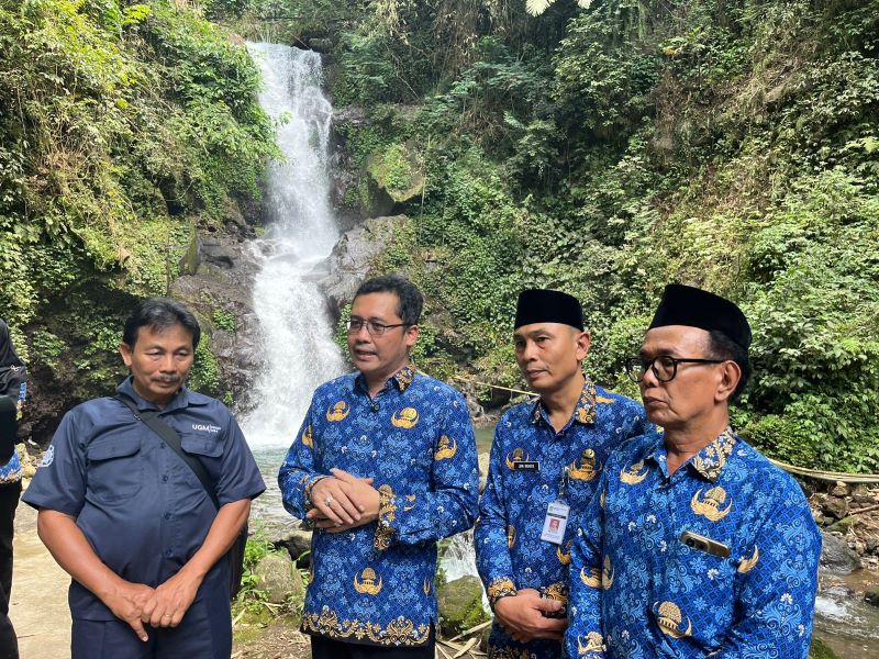 SIMBOLIS: Bupati Magelang saat mencanangkan pelestarian sungai melalui program Spawning dan Nursery Ground di Grabag Rabu (17/12).
