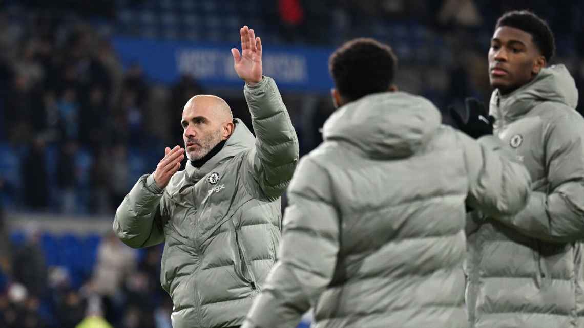 Manajer Chelsea, Enzo Maresca rayakan kemenangan atas Cardiff City di Carabao Cup bersama suporter