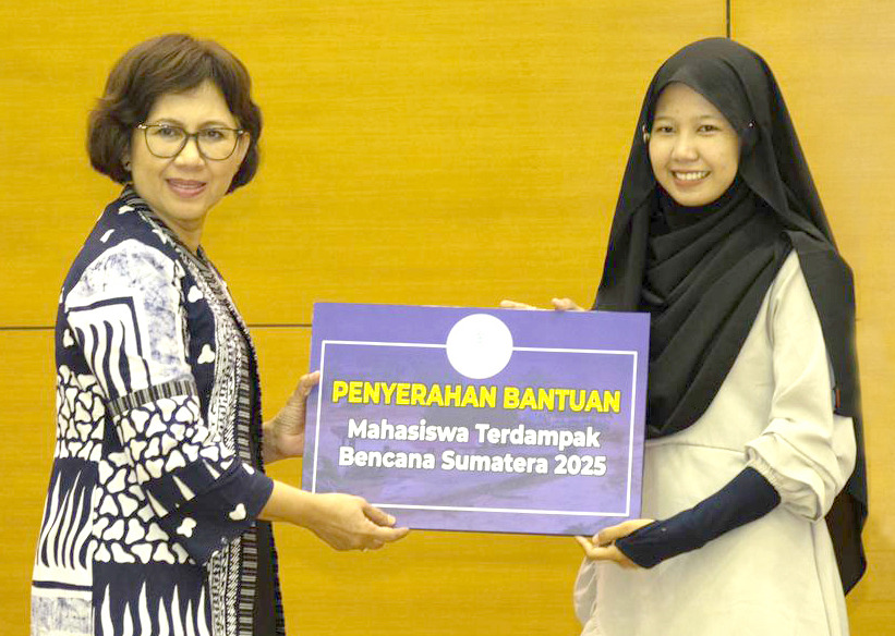 Rektor UGM Prof. Dr. Ova Emilia  secara simbolis memberikan bantuan kepada mahasiswa terdampak bencana Sumatra.