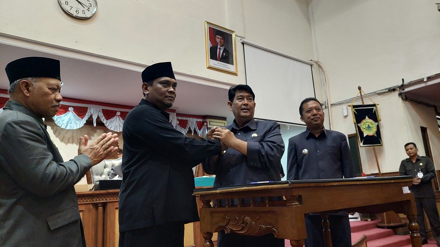 SAH: Bupati dan Ketua DPRD Kulon Progo menandatangani kesepakatan Raperda.